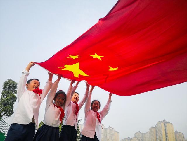 为什么兜里装着手机的人，还要再戴手表？